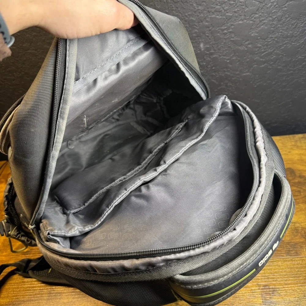 Solo New York Active ACV700 Black Polyester Laptop Backpack Unisex 17.3 Inch